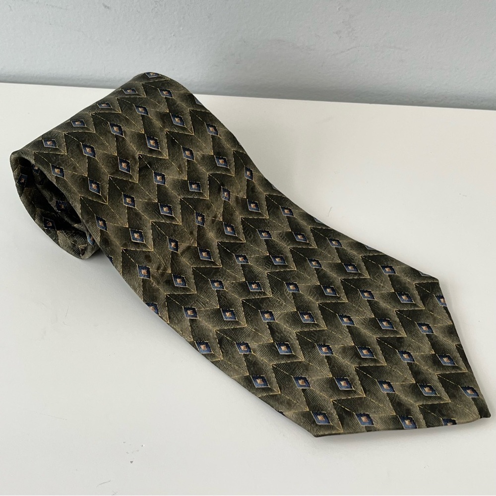 Roundtree and Yorke 100% Silk Handmade Muted Green Graphic Allover Pattern Tie